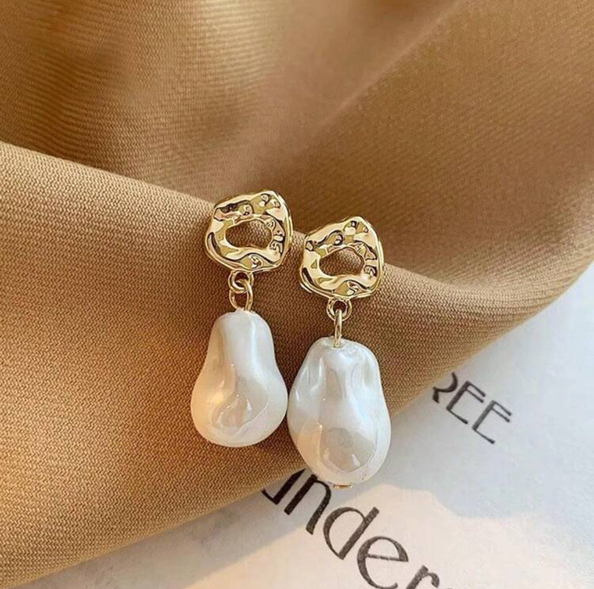 ZANDA PEARL EARRINGS - GOLD