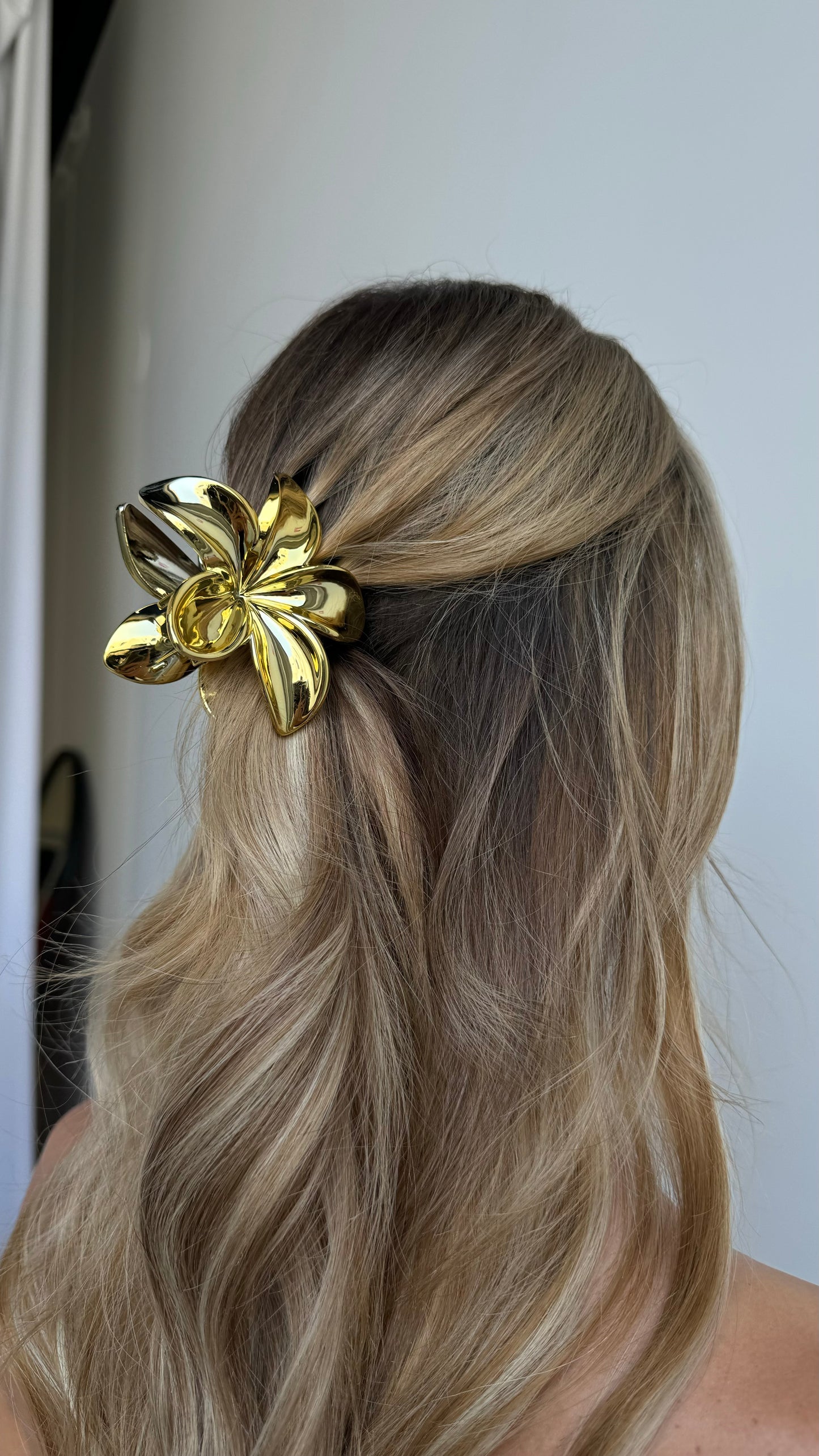 ALINA FLOWER HAIR CLAW - GOLD