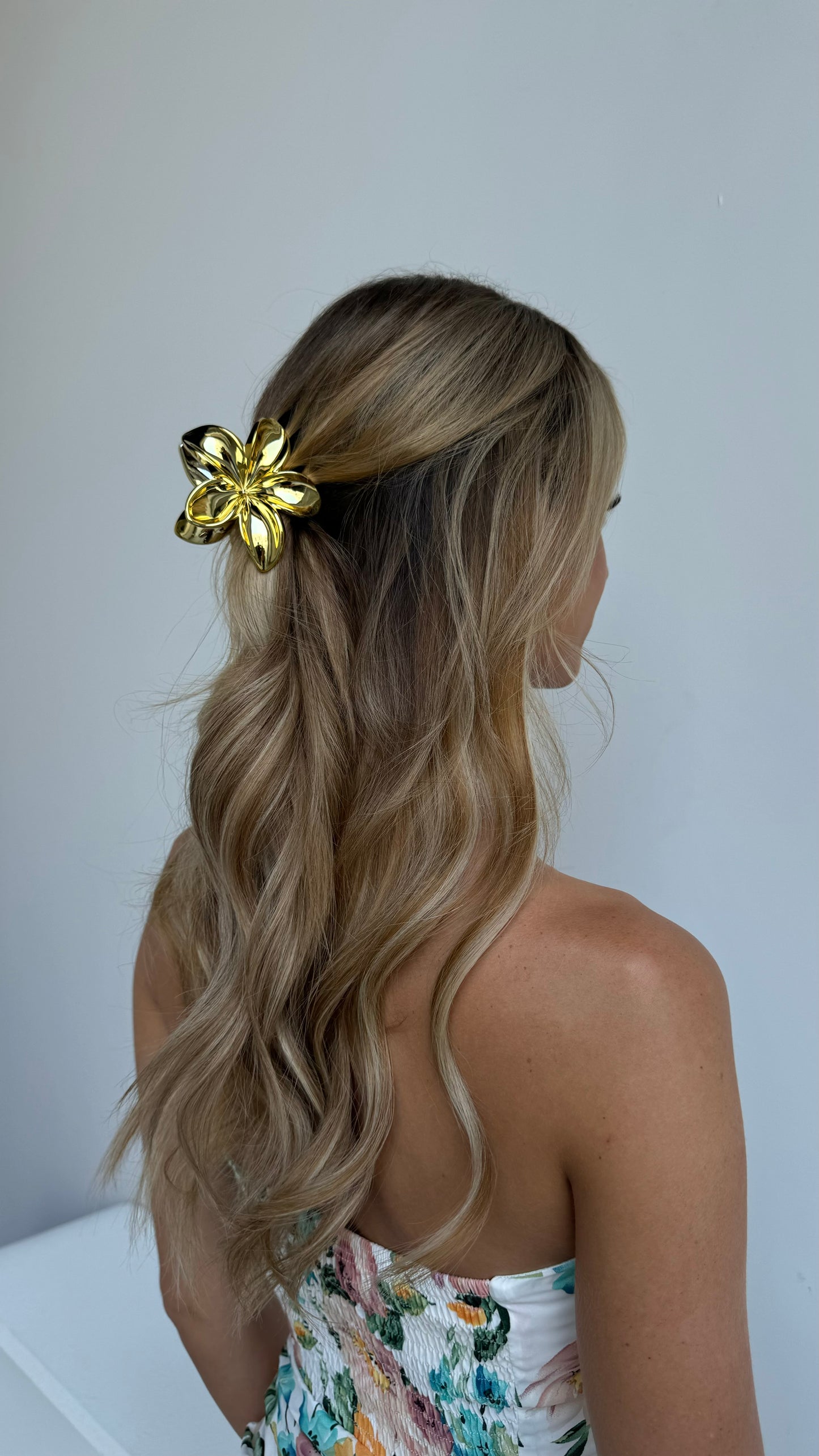 ALINA FLOWER HAIR CLAW - GOLD