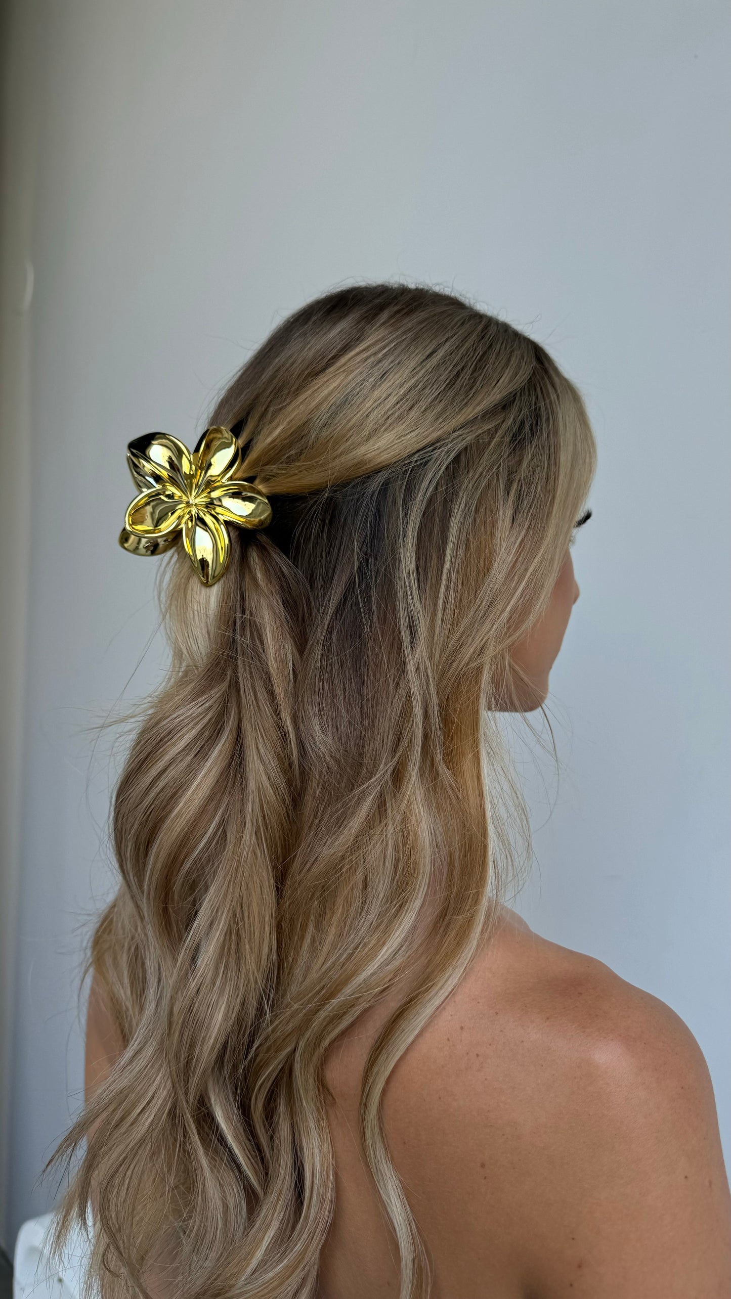 ALINA FLOWER HAIR CLAW - GOLD