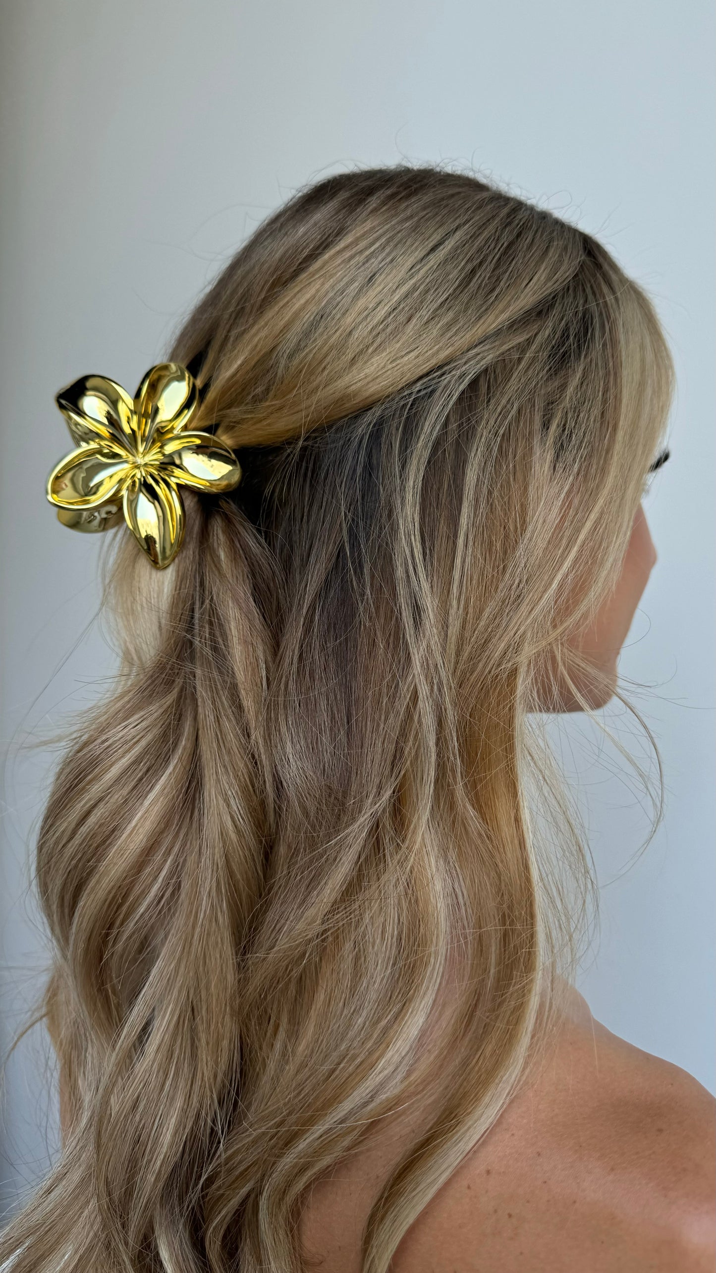 ALINA FLOWER HAIR CLAW - GOLD