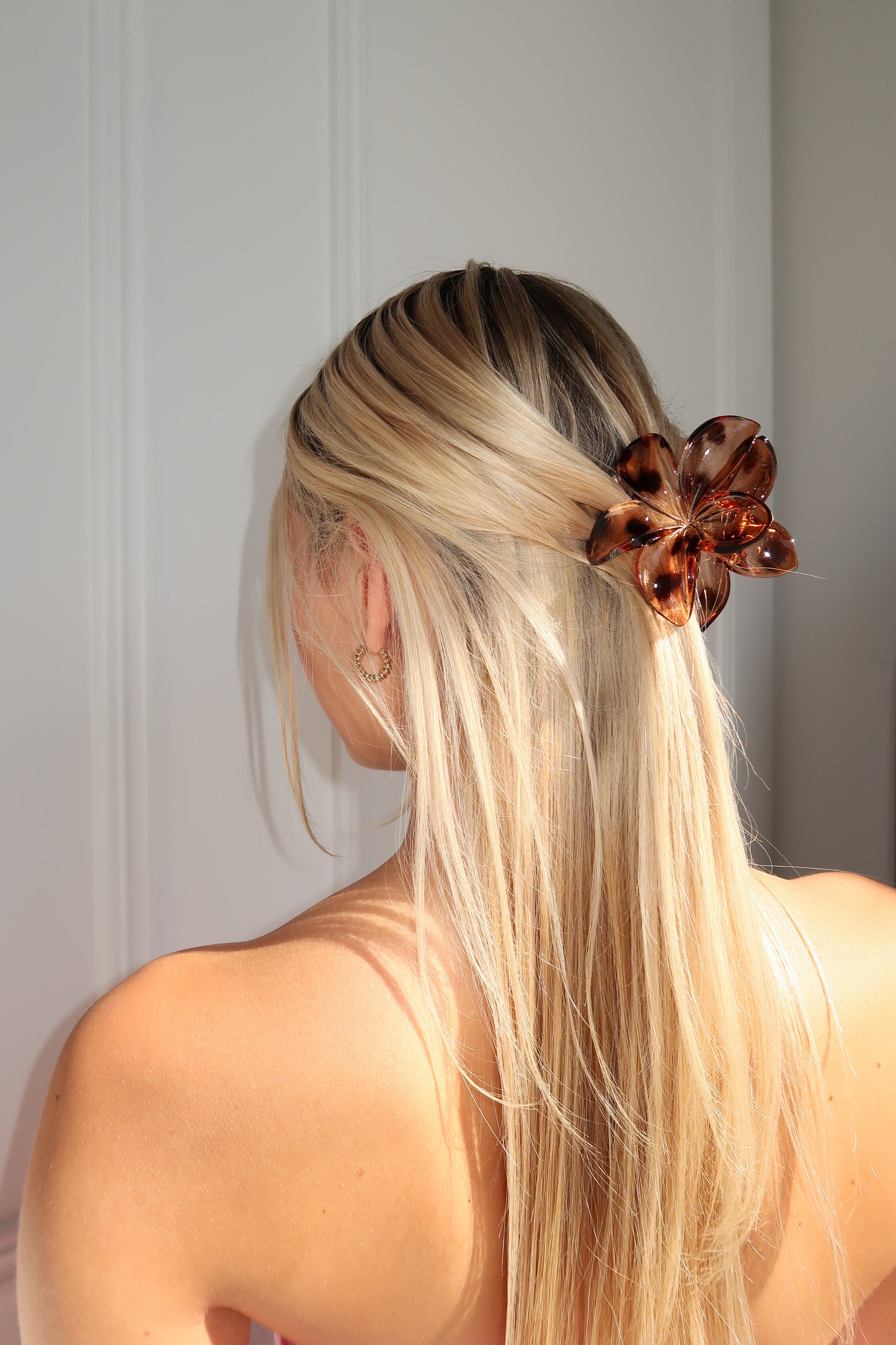 ALINA FLOWER HAIR CLAW - BROWN